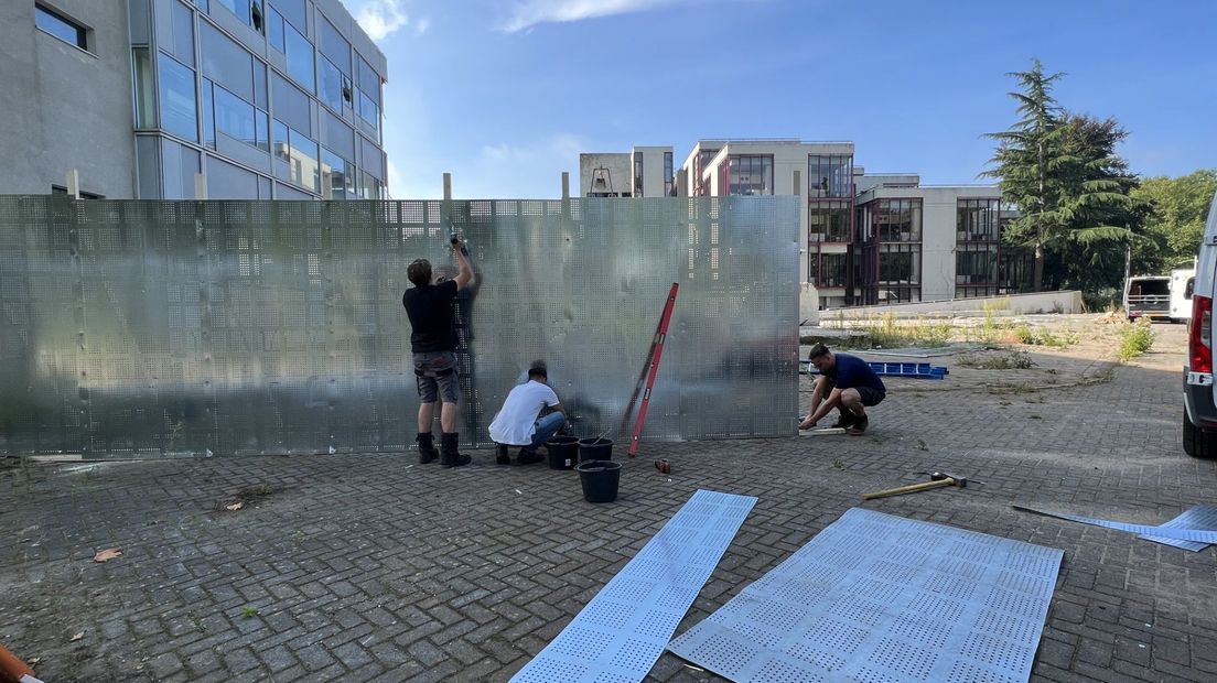 Metalen platen moeten voorkomen dat mensen het pand kunnen betreden