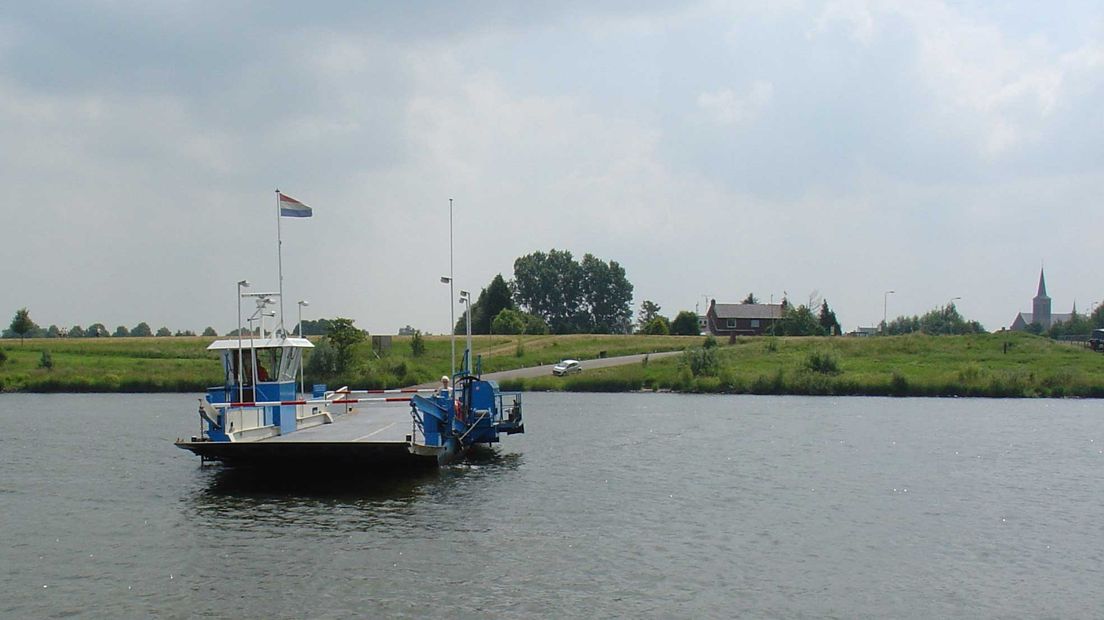 Wie vandaag met een veerpont de Maas tussen Gelderland en Noord-Brabant wil oversteken, loopt het risico bij een verlaten veerstoep aan te komen. De vijf pontjes bij Alem, Lith, Oijen, Megen en Appeltern zijn een groot deel van de dag uit de vaart vanwege een staking.