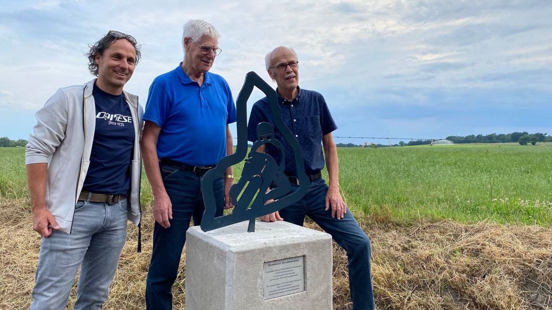 Barry Veneman, Geert Hannink en Theo Bult bij de onthulling van het monument