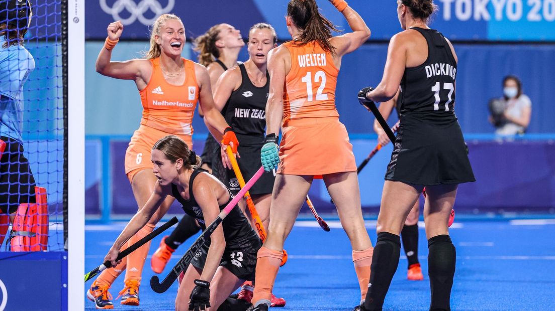 Lidewij Welten van Nederland viert de 1-0 tijdens de kwartfinale tegen Nieuw-Zeeland op het olympisch hockeytoernooi in het Oi Hockey stadion op de Olympische Spelen van Tokio