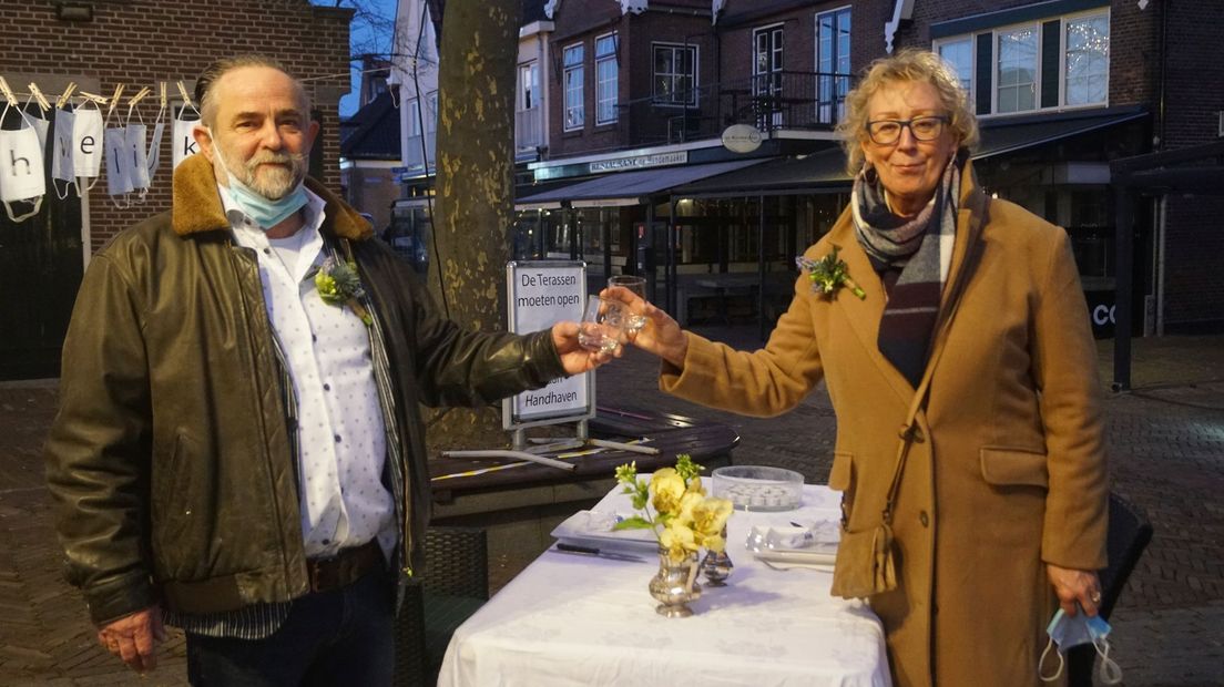 Frits Spetter en zijn vrouw Marianne vieren hun huwelijk