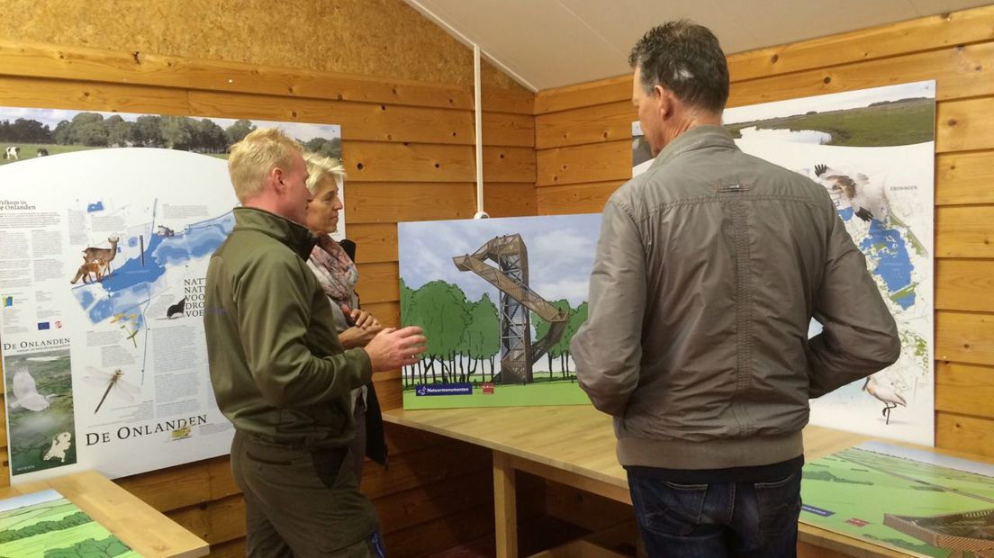 Publiek krijgt uitleg over de uitkijktoren in De Onlanden van boswachter Bart Zwiers (Rechten: Margriet Benak / RTV Drenthe)