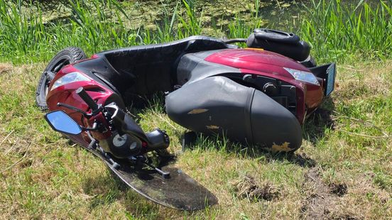 Scooterrijder gewond na aanrijding, helm in sloot gevonden Nieuws