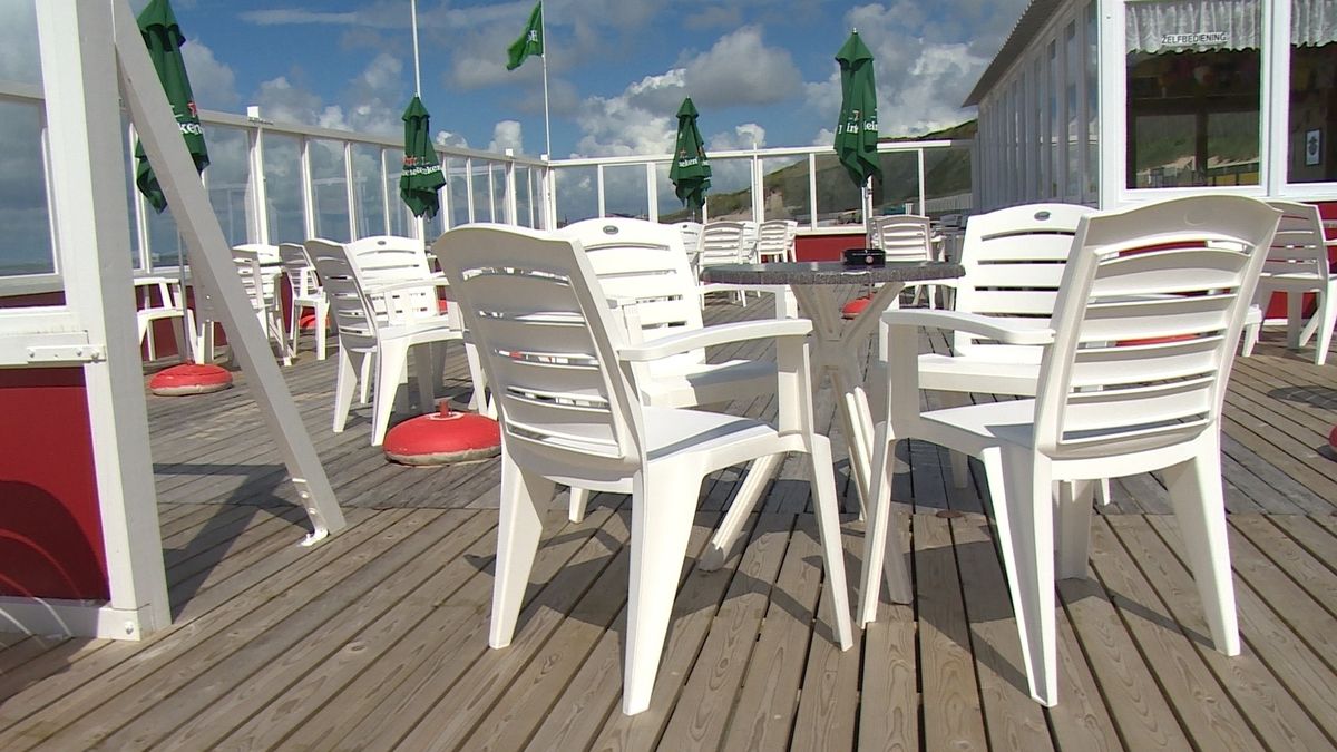 De ouderwetse strandtent is niet kapot te krijgen (video)