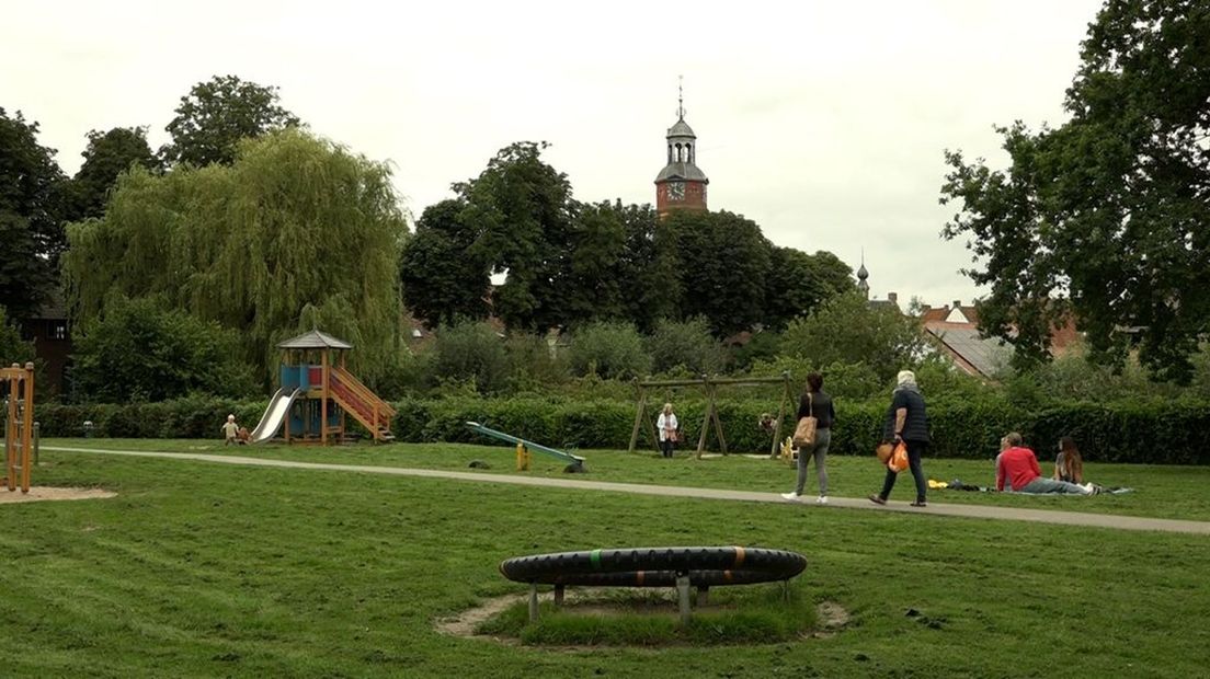 Jong en oud gebruikt de Burense speeltuin.