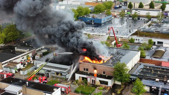 Uitslaande brand bij kringloopwinkel in Deventer: 'Blussen wordt nachtwerk' Home