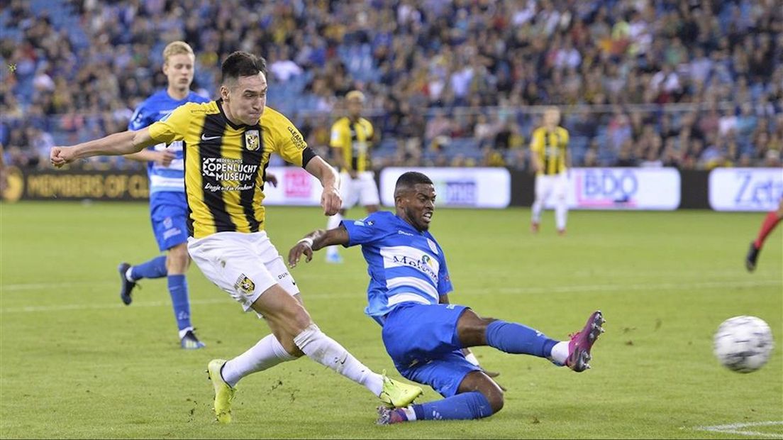 Karavaev maakt er 2-0 van namens Vitesse tegen PEC Zwolle