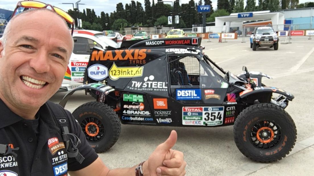 Tim Coronel na de keuring voor de Dakar Rally 2016