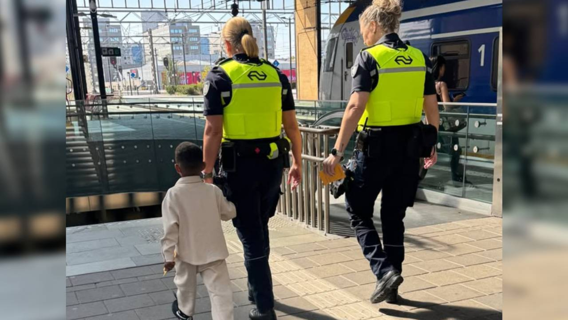 Medewerkers van NS vingen het jongetje op.