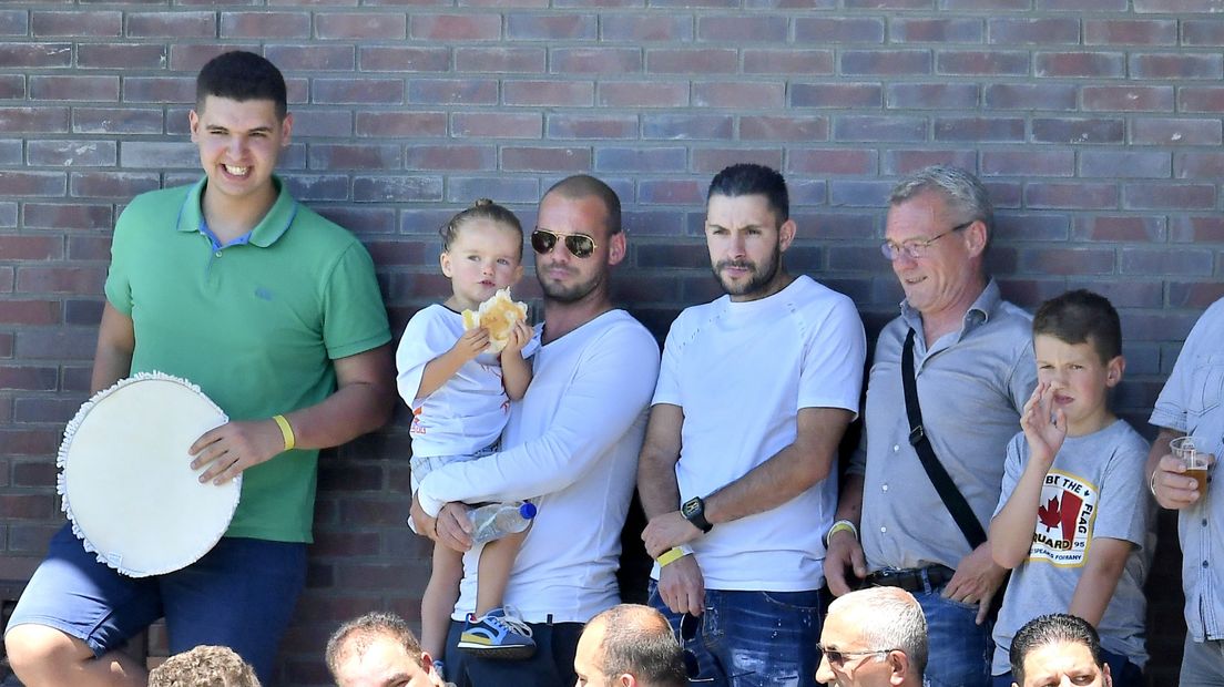 Anouar Diba (rechts naast Wesley Sneijder met zonnebril) op de tribune van DHSC