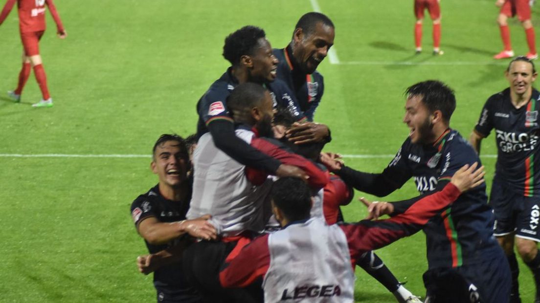 NEC-spelers vieren een feestje.