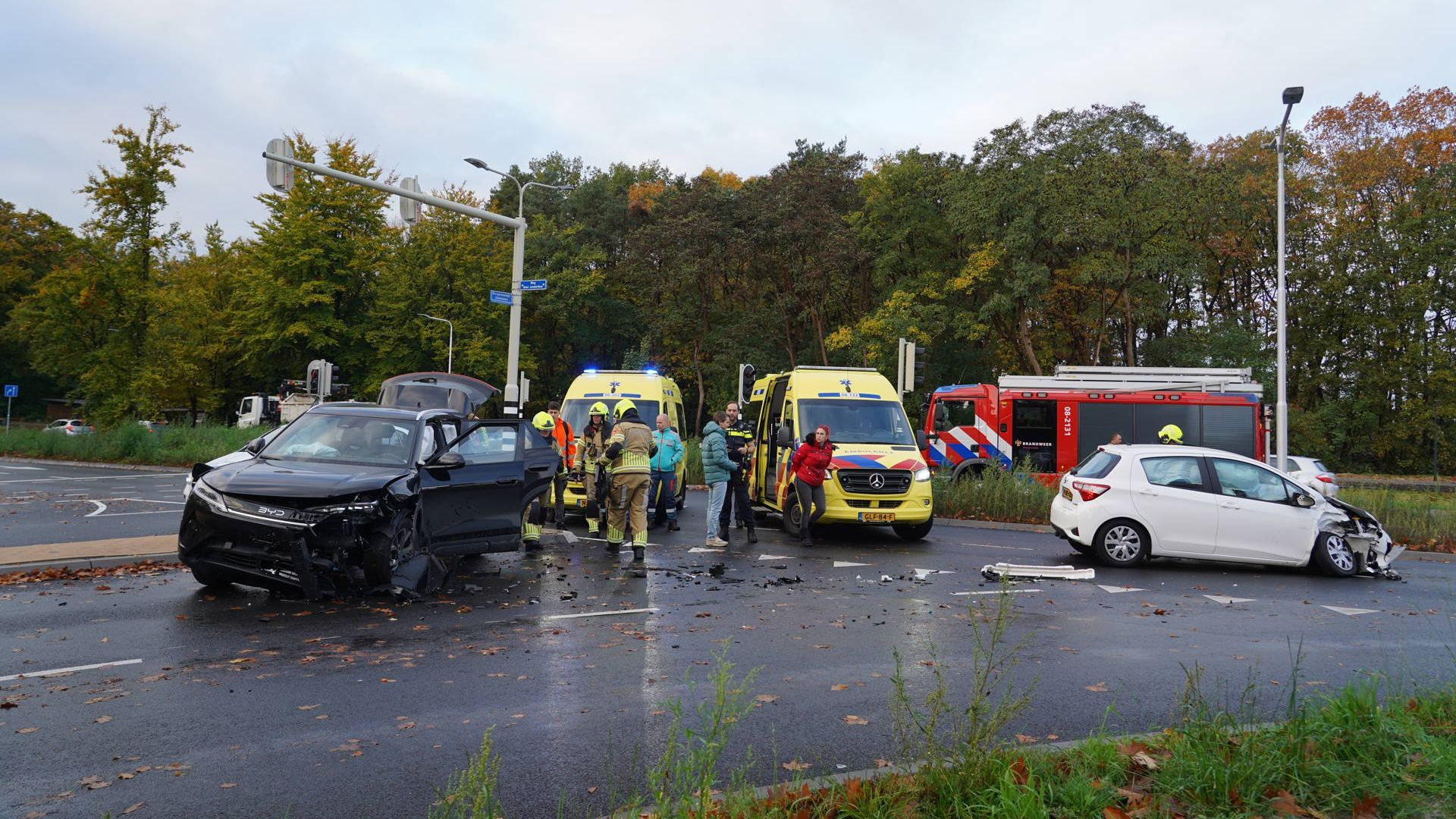 Autos in botsing in Nijmegen: forse schade, geen gewonden.