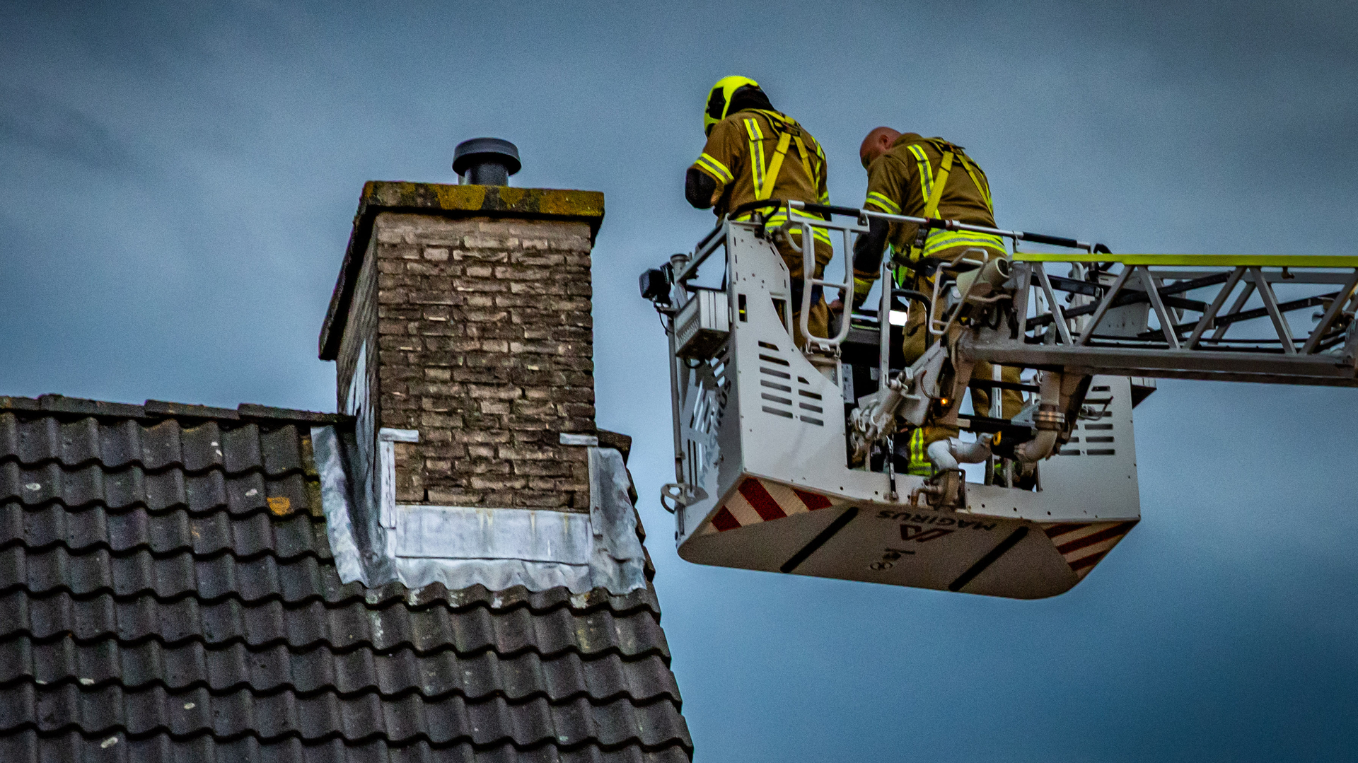 De bliksem sloeg in de schoorsteen