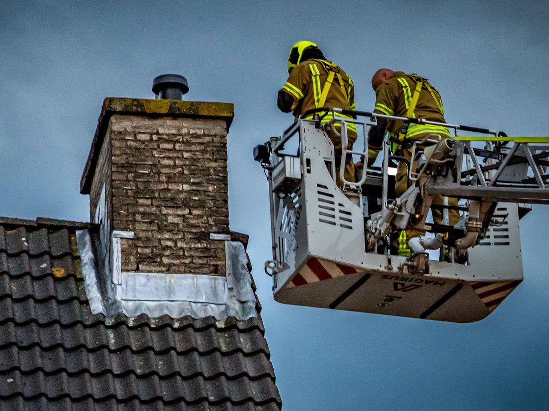De bliksem sloeg in de schoorsteen.