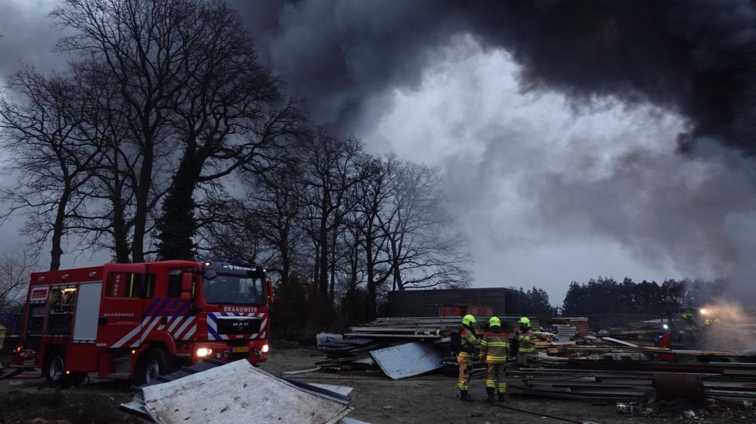 Een forse brand in Ederveen veroorzaakte vrijdagmiddag veel rook en trok veel kijkers. Mogelijk was vuurwerk de oorzaak van de brand.