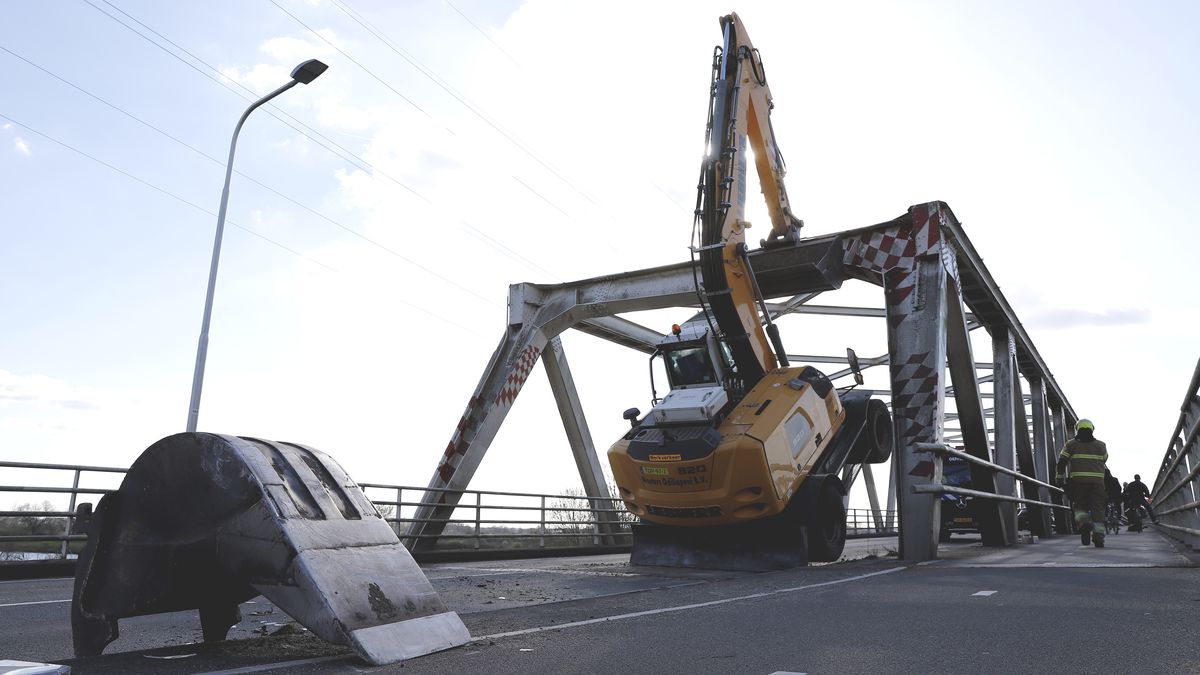 Maasbrug Gennep dicht voor herstel na botsing van graafmachine
