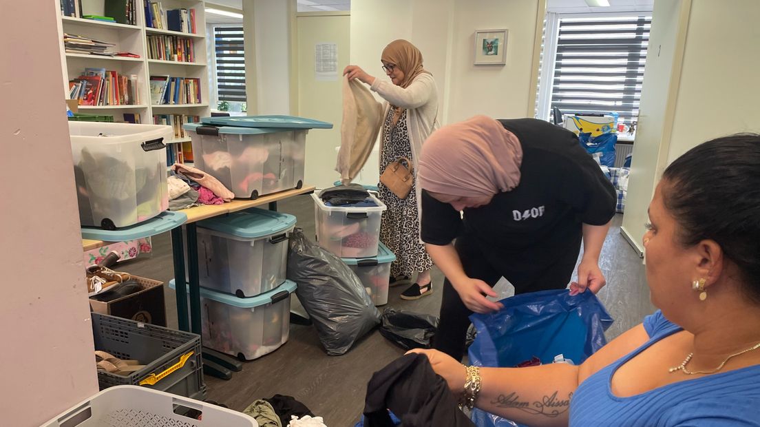 De vrijwilligers van Stichting Escamp voor Vrouwen sorteren de spullen