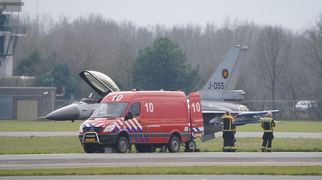 Brandweerlieden bij de F-16 op vliegveld Eelde