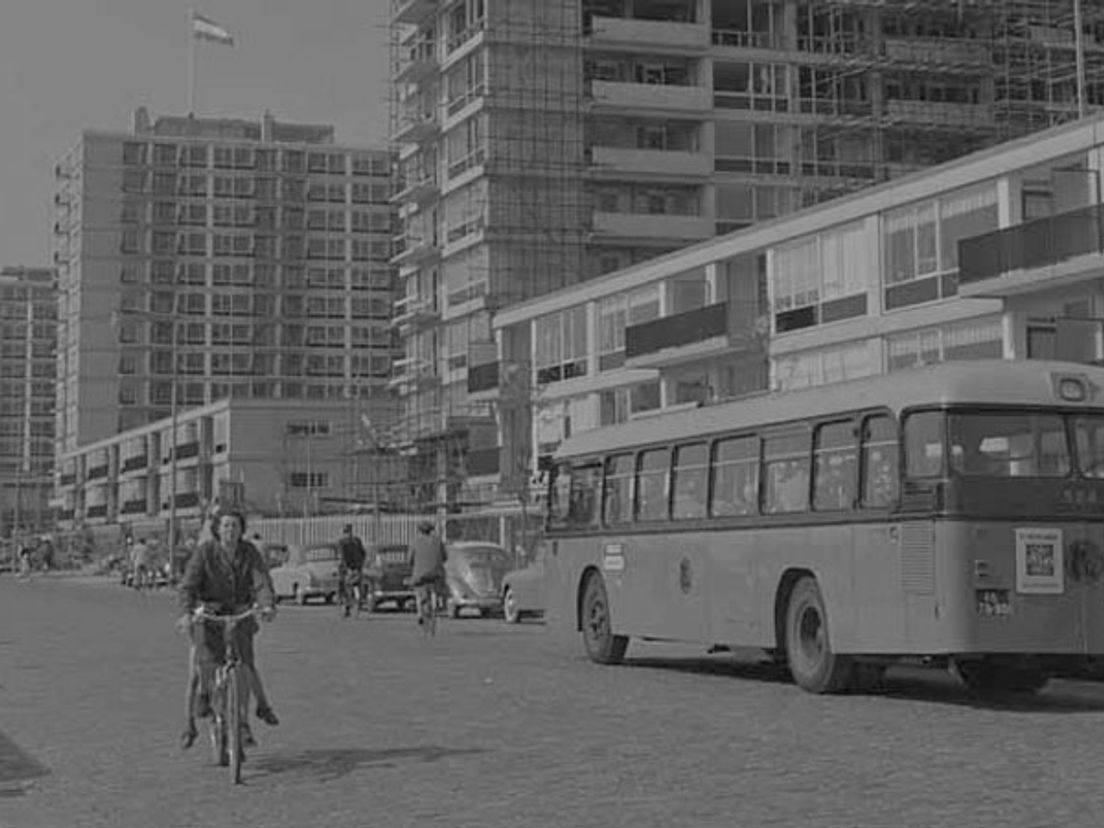 Wederopbouwrondrit langs Lijnbaanflats, 1957