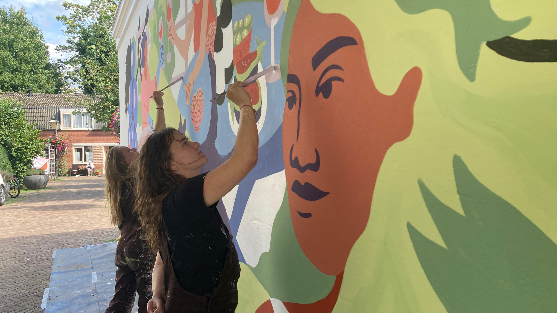 Verborgen hofje in Utrecht krijgt kleurrijke muurschildering