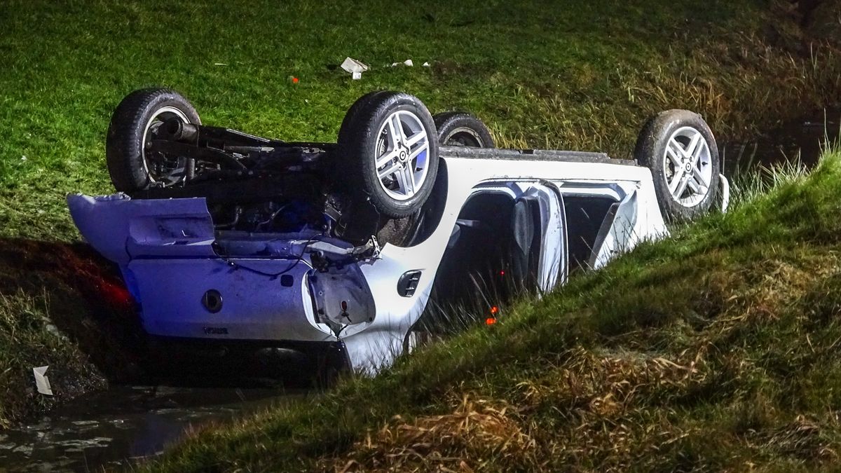 Auto in de sloot na ongeval bij Rinsumageast, vrouw (40) ernstig gewond