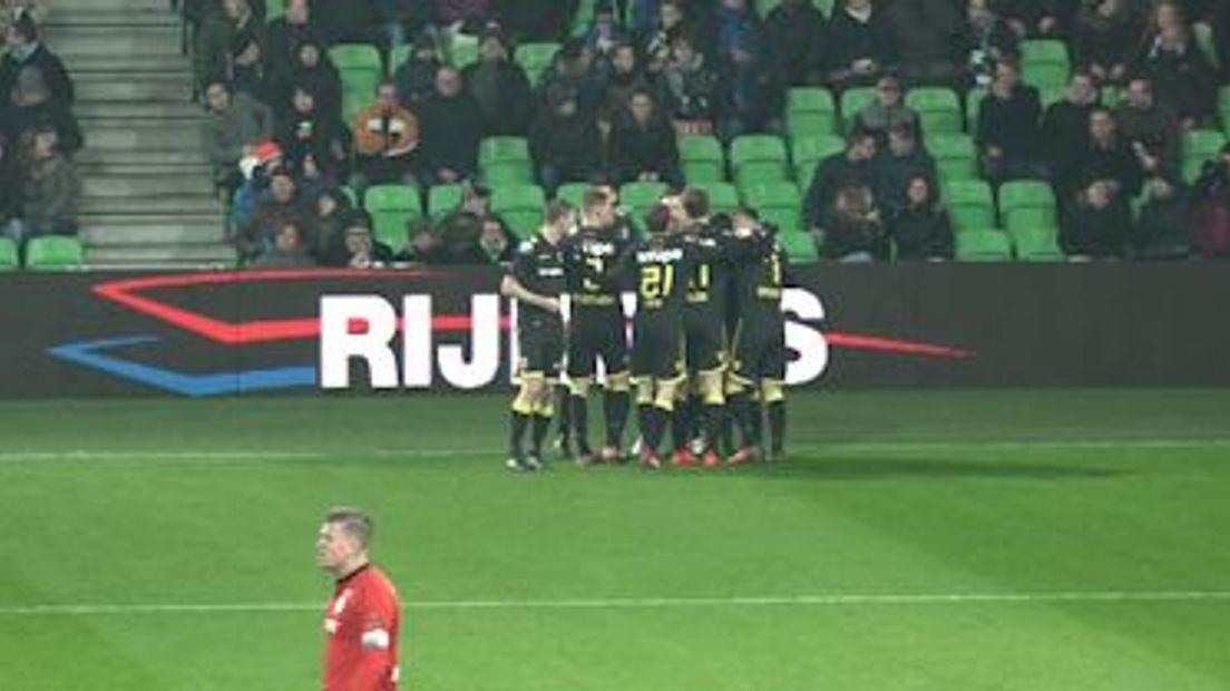 Vitesse heeft zaterdagavond een puntje meegenomen uit Groningen bij de plaatselijke FC (1-1). De Arnhemmers begonnen slecht aan de wedstrijd waarin jeugdspeler Julian Calor zijn debuut maakte. Maar in de tweede helft herstelden de Arnhemmers zich en werd er alsnog een punt over de streep getrokken. Maar helemaal positief was het niet, want Vitesse kon de wedstrijd, net als vorige week, niet met elf man eindigen.