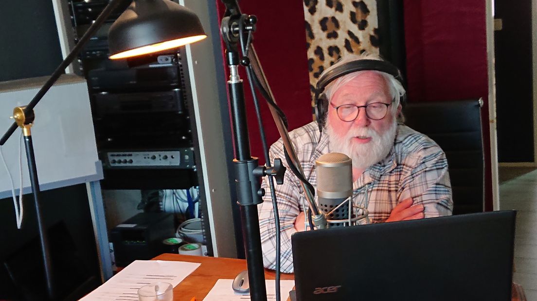 Henk achter zijn sE buizenmicrofoon