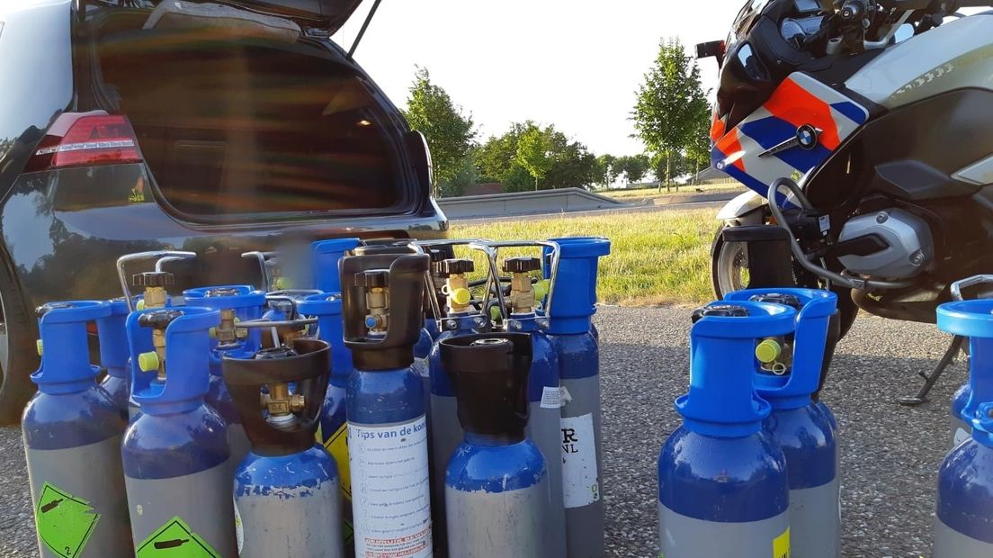 Politie vindt dertig gasflessen vol lachgas in auto op A58