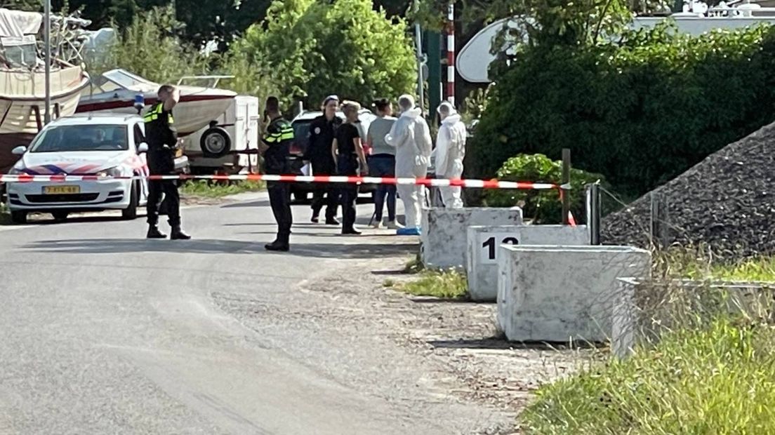 Mannen in witte pakken doen onderzoek in Kiel-Windeweer