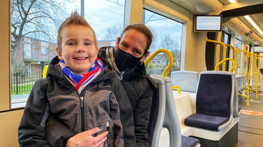 De zesjarige Jayden is groot fan van de tram en stapte vanochtend samen met moeder Kirsten in