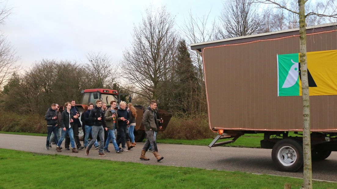 De jongeren liepen achter de keet aan in Annen (Rechten: Van Oost Media)