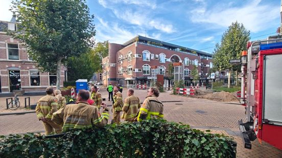 Man op dak gooit met spullen • vrouw aangereden. Man op dak gooit met spullen • vrouw aangereden.