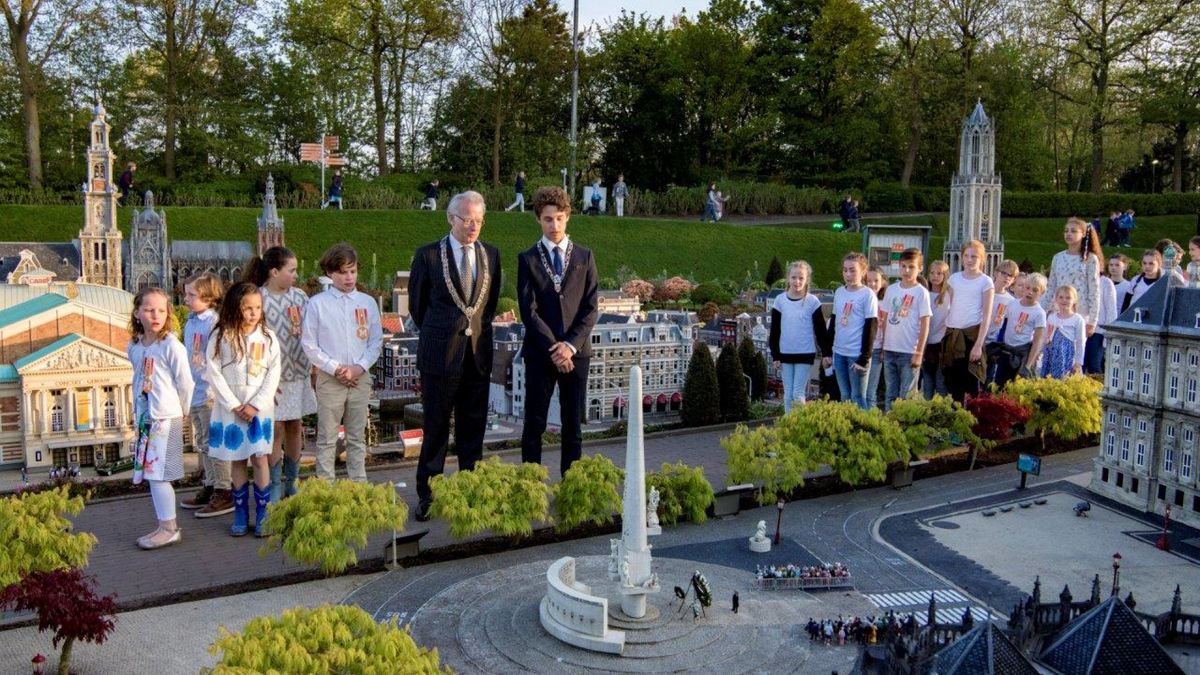 Indrukwekkende Kinderherdenking bij Madurodam (fotoserie) - Den Haag FM