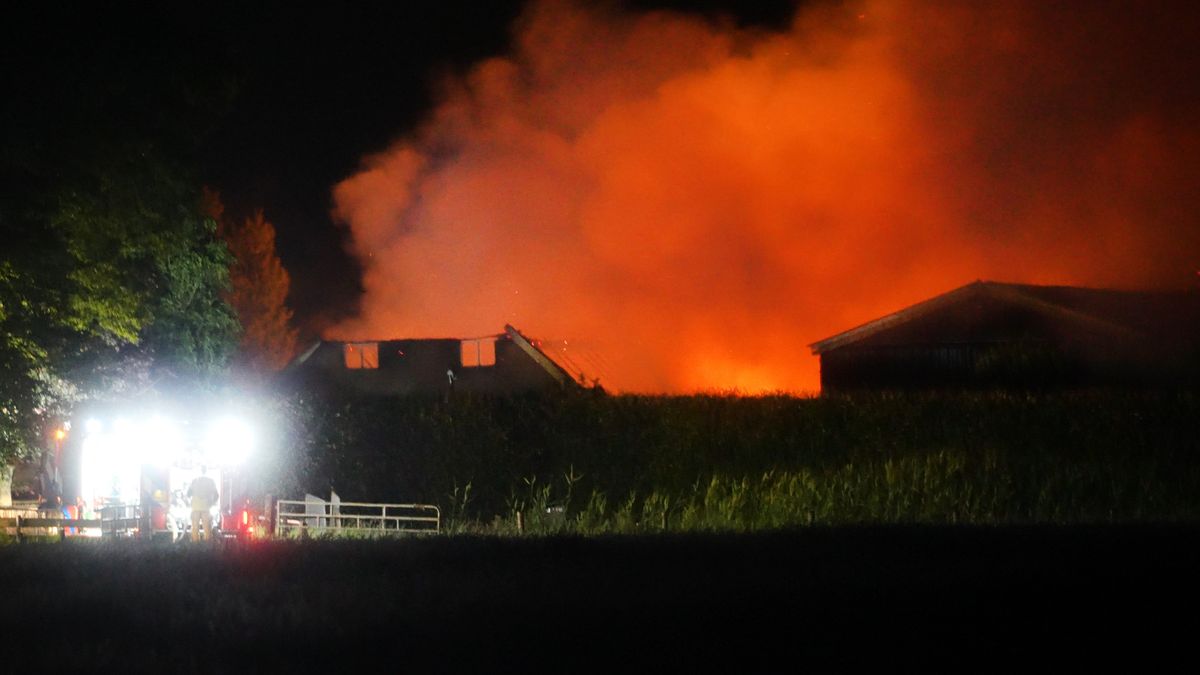 Grote brand in landbouwschuur in Slagharen