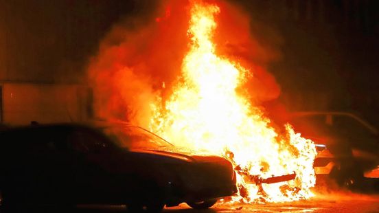 Vlammenzee op terrein autobedrijf, drie wagens verwoest