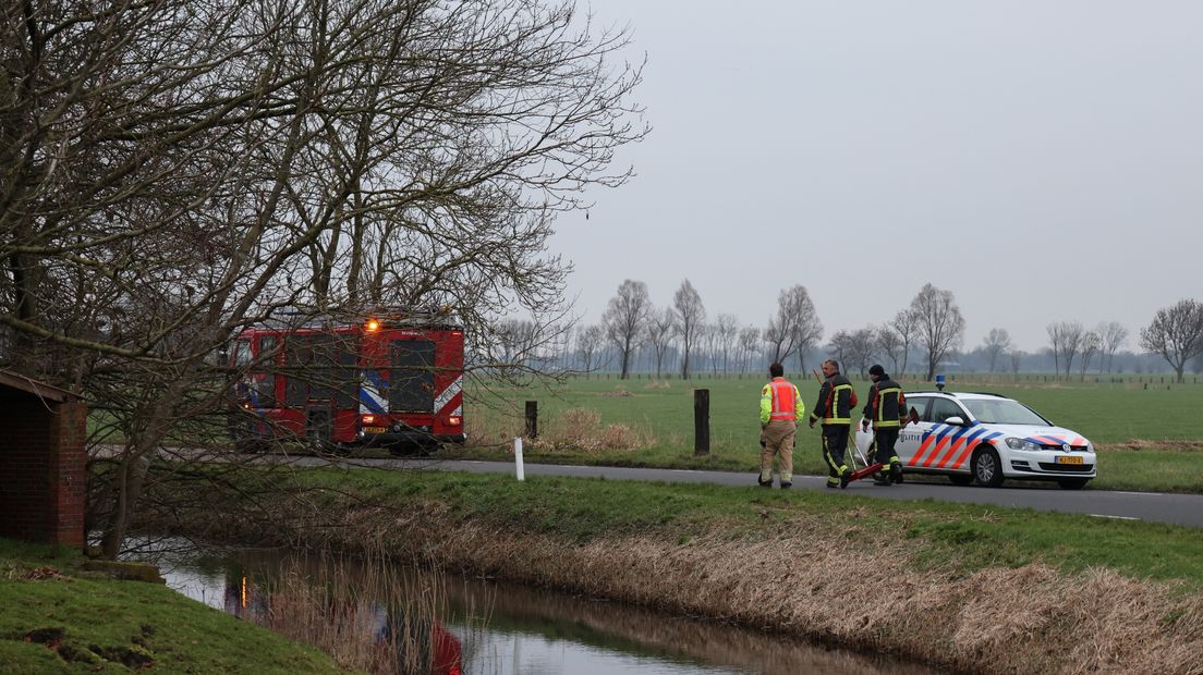 Hulpdiensten op de weg tussen Garnwerd en Winsum