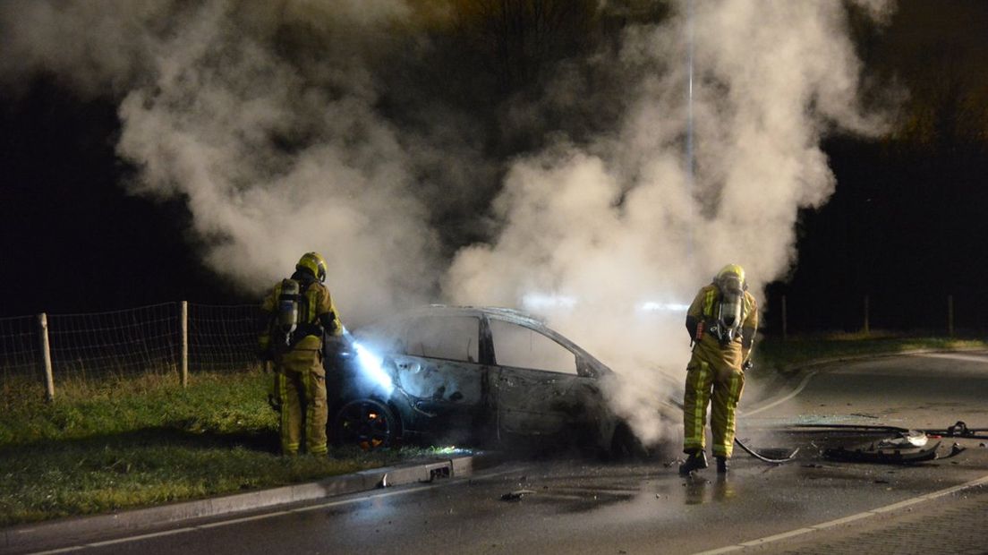 De auto brandde volledig uit.