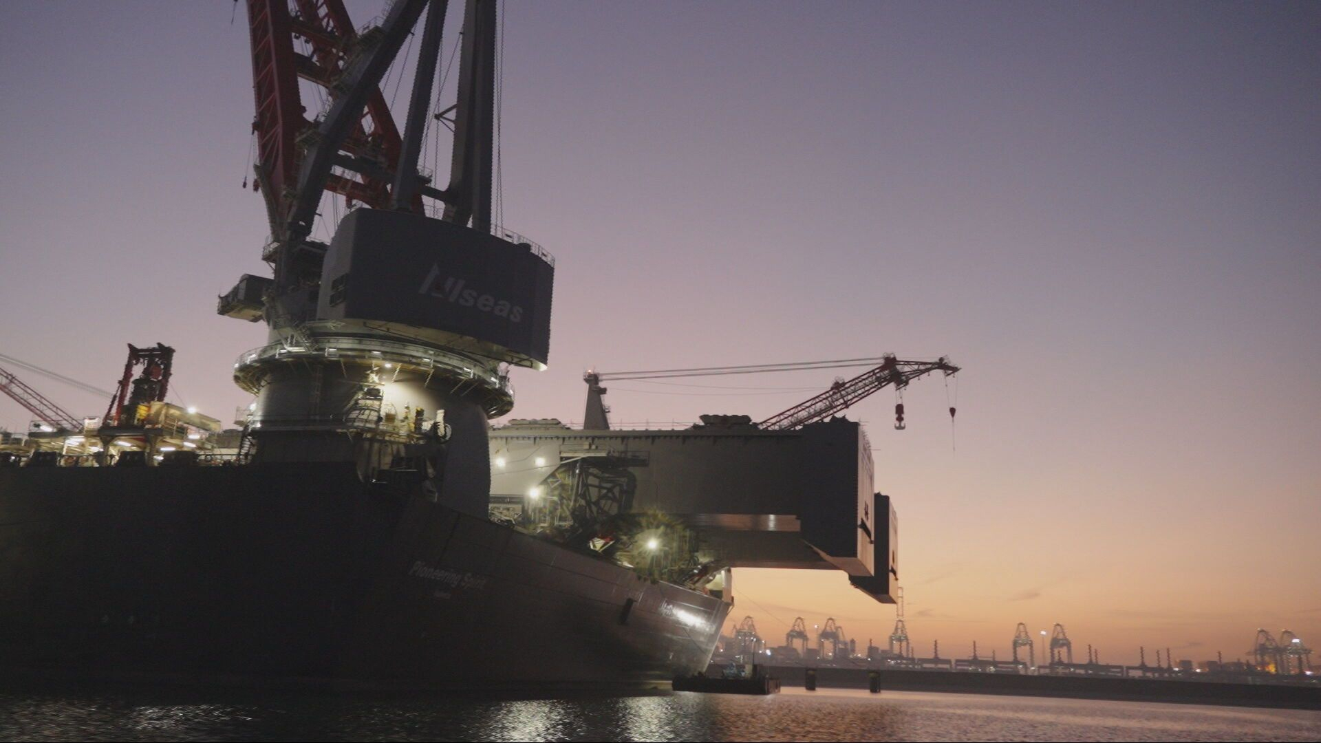 De Pioneering Spirit, het grootste offshoreschip ter wereld, in de Alexiahaven in Rotterdam.