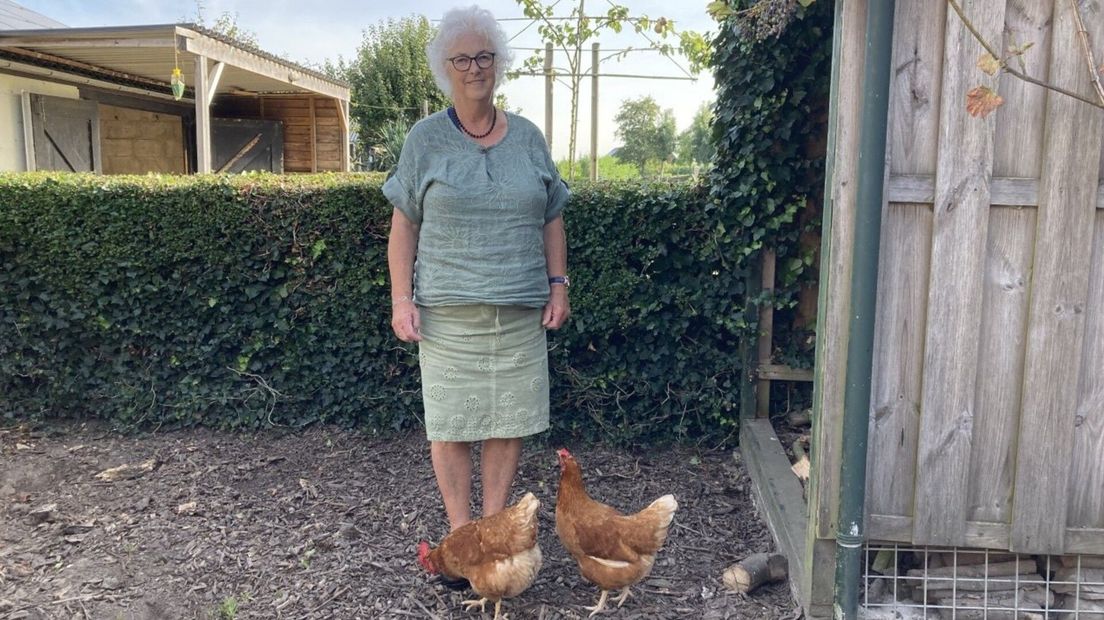 Gré Bolle met haar twee kippen