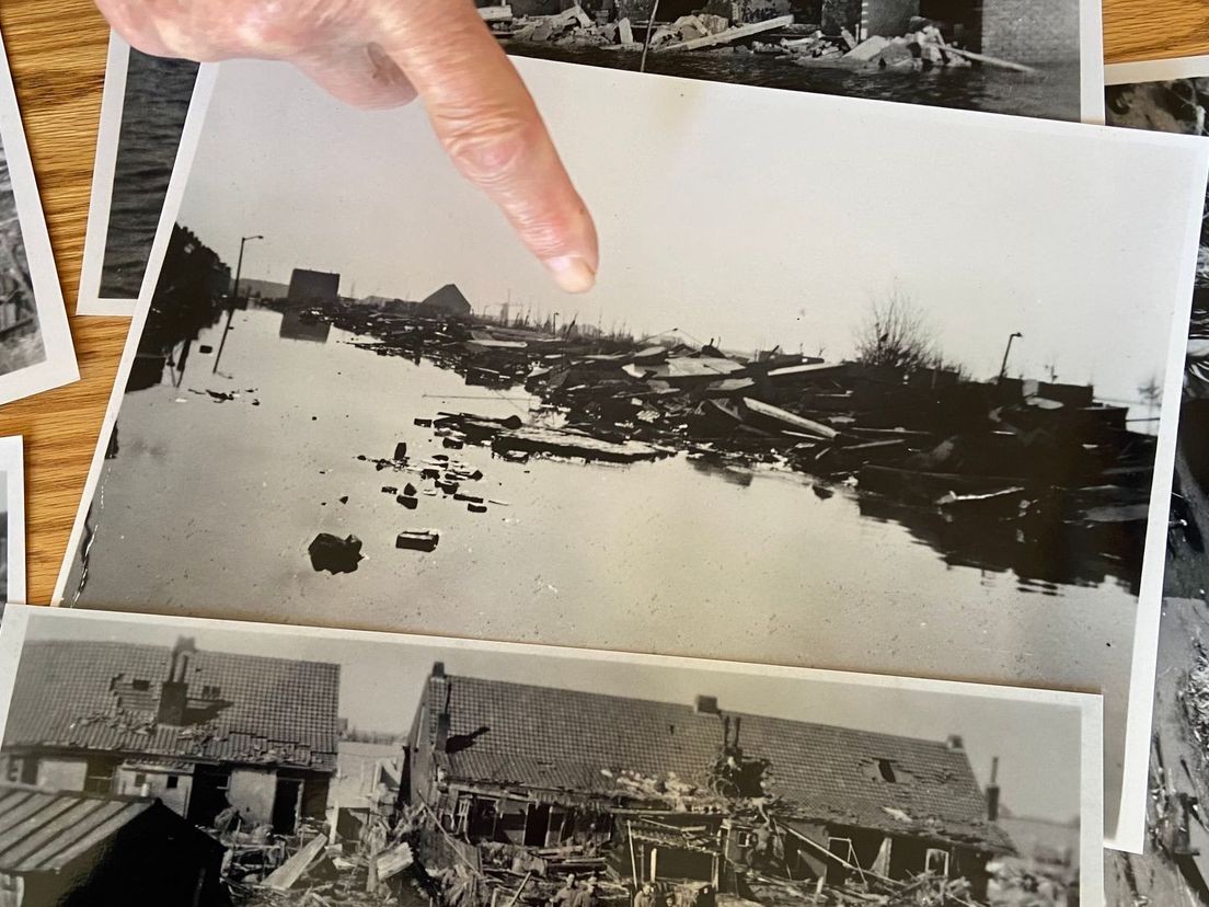 Piet van den Ouden wijst het rijtje ingestorte huizen aan