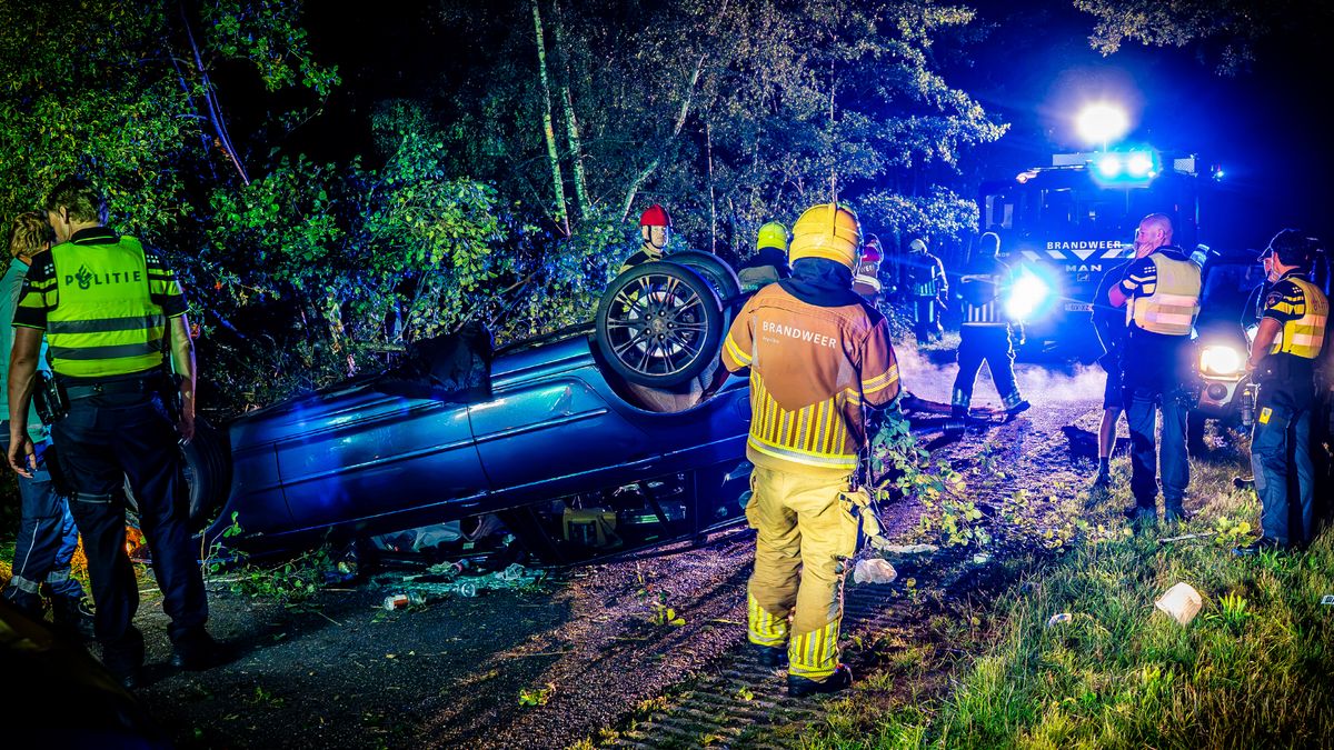 Auto raakt van de weg bij Wijnjewoude, bestuurder aangehouden voor rijden onder invloed