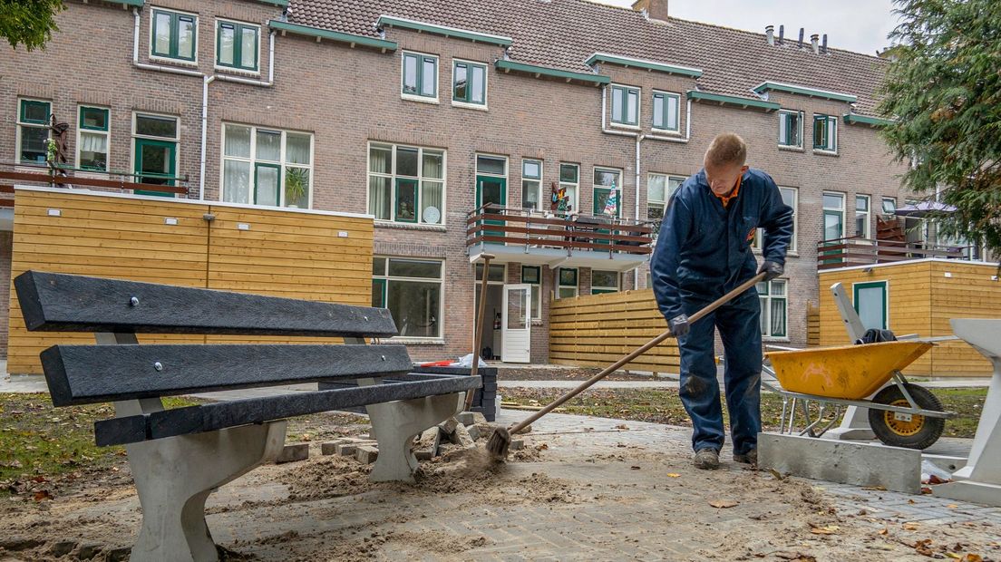 Op het achterterrein van de officierswoningen wordt nog gewerkt aan wat bankjes op een pleintje (Rechten: RTV Drenthe / Edwin van Stenis)