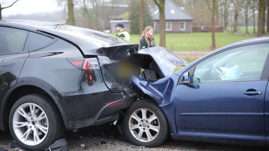 Kopstaartbotsing • auto botst op trekker