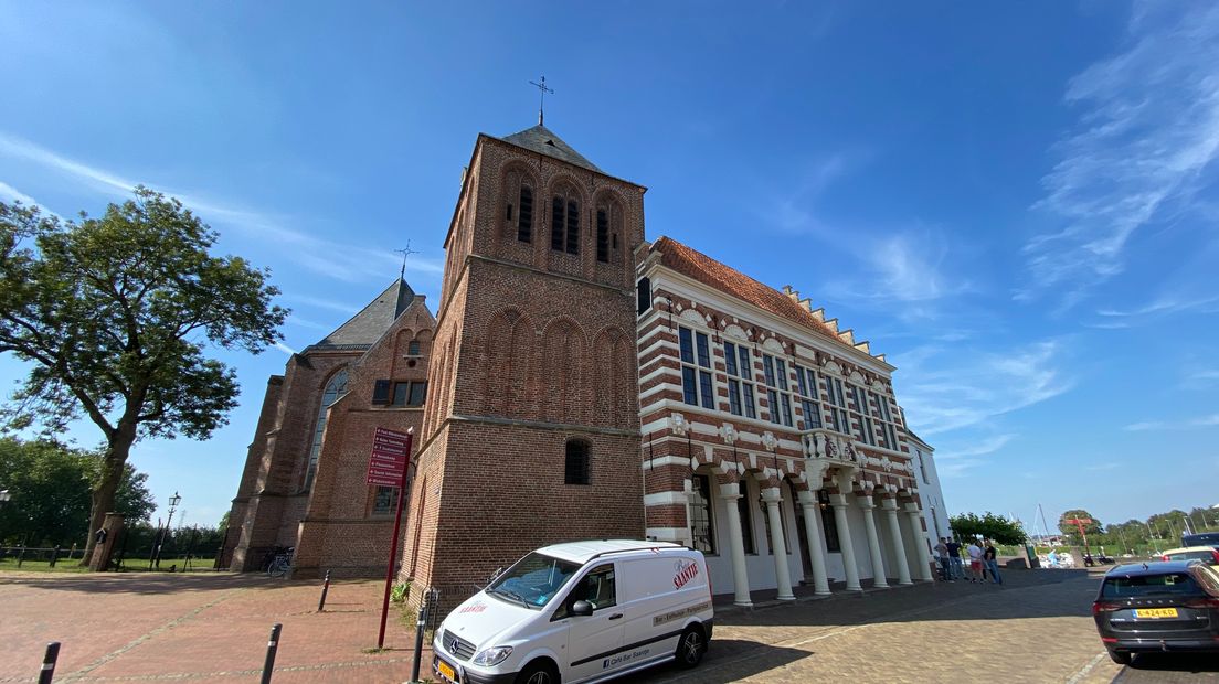 Het historische pand in Vollenhove met links de toren, in het midden het oude raadhuis en aan de voorzijde de herberg.
