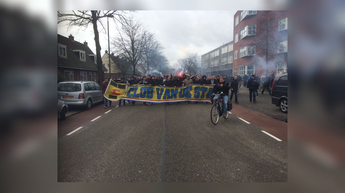 Cambuurfans rinne mei-inoar fan it sintrum nei it stadion