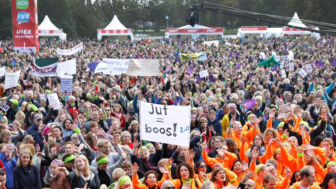 Duizenden leraren demonstreren in Zuiderpark Den Haag