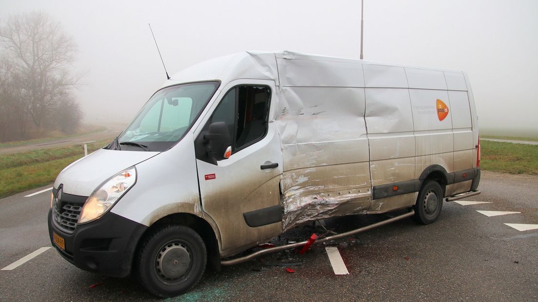 Gewonde bij aanrijding tussen vrachtwagen en bestelbus