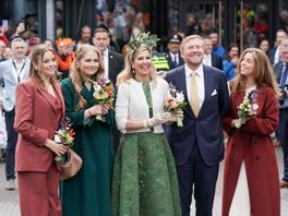 Koninklijke familie wandelt handenschuddend door bomvol Emmen
