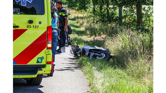 Scooterrijder gewond bij ongeluk in Klazienaveen. Scooterrijder gewond bij ongeluk in Klazienaveen.