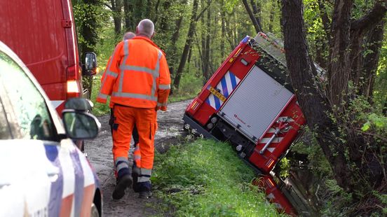 Brandweerauto redt paard uit sloot, maar komt zelf vast te zitten